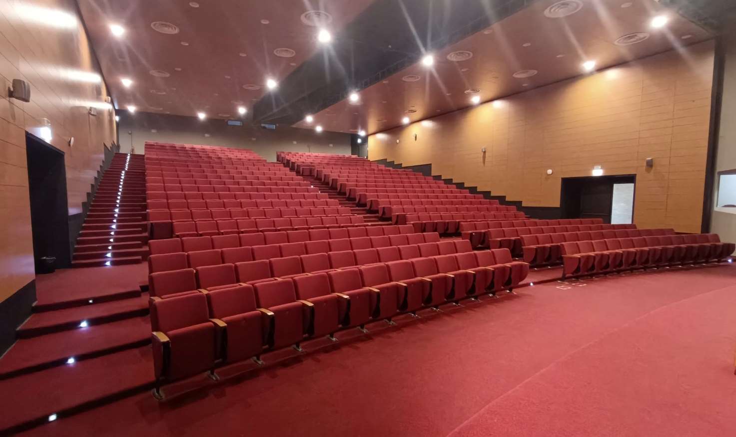 Side view of the Aula Magna CTO showing the curved tiered seating and aisle lighting
