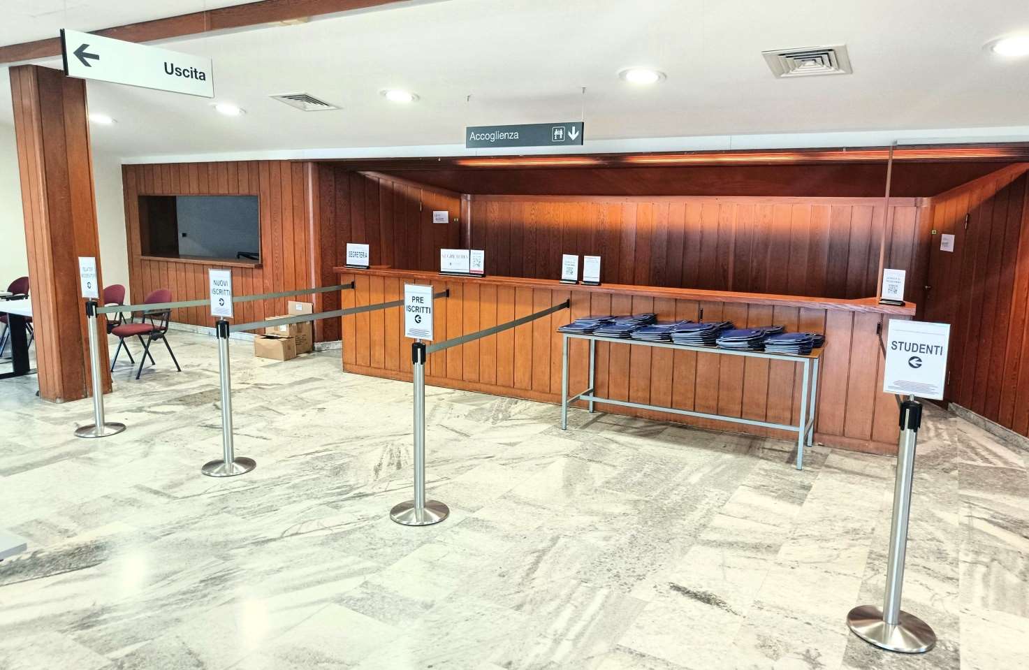 Wood-panelled registration foyer of the Auditorium CTO with marble flooring and welcome desk